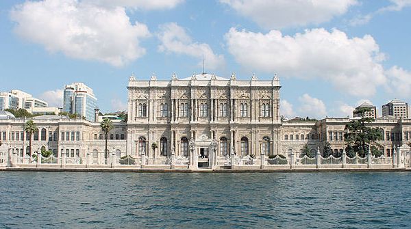 Дворец Долмабахче (Стамбул)