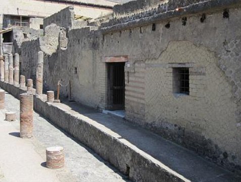 House of the Beautiful Courtyard (Casa del Bel Cortile) (Herculaneum)
