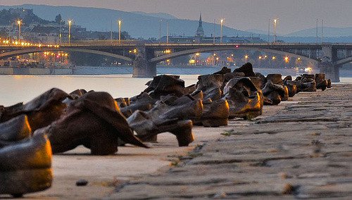 Обувь на Берегу Дуная - один из самых трогательных памятников Холокоста в Будапеште